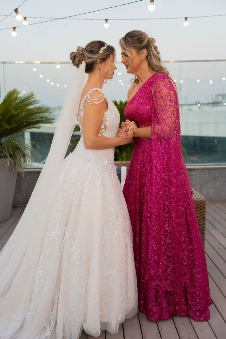 Noiva e sua mãe vivendo juntas o momento da celebração