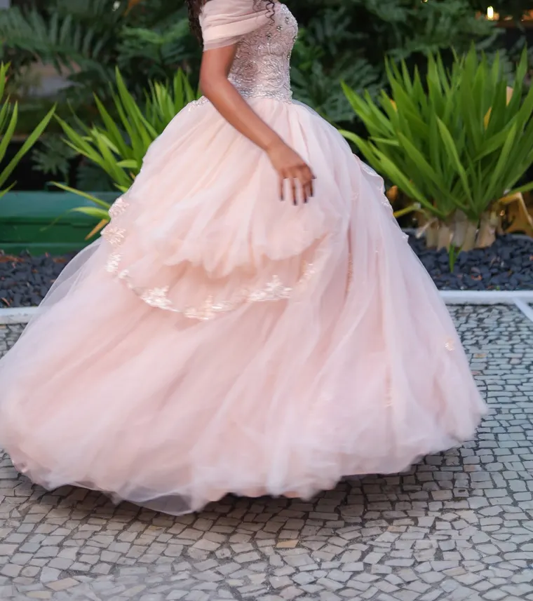 Vestido de debutante rosé de uma cliente da Koisa Linda, em movimento