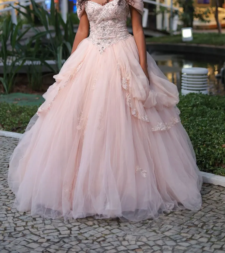 Vestido de debutante rosé com corpete bordado, de uma cliente da Koisa Linda