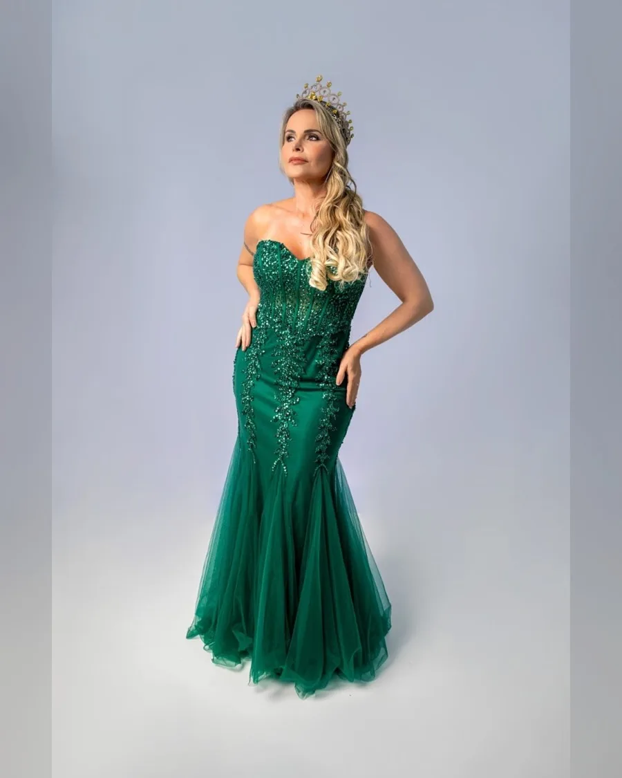 Aline Emerim, Mrs Classic Brasil 2025, de vestido esmeralda Koisa Linda
