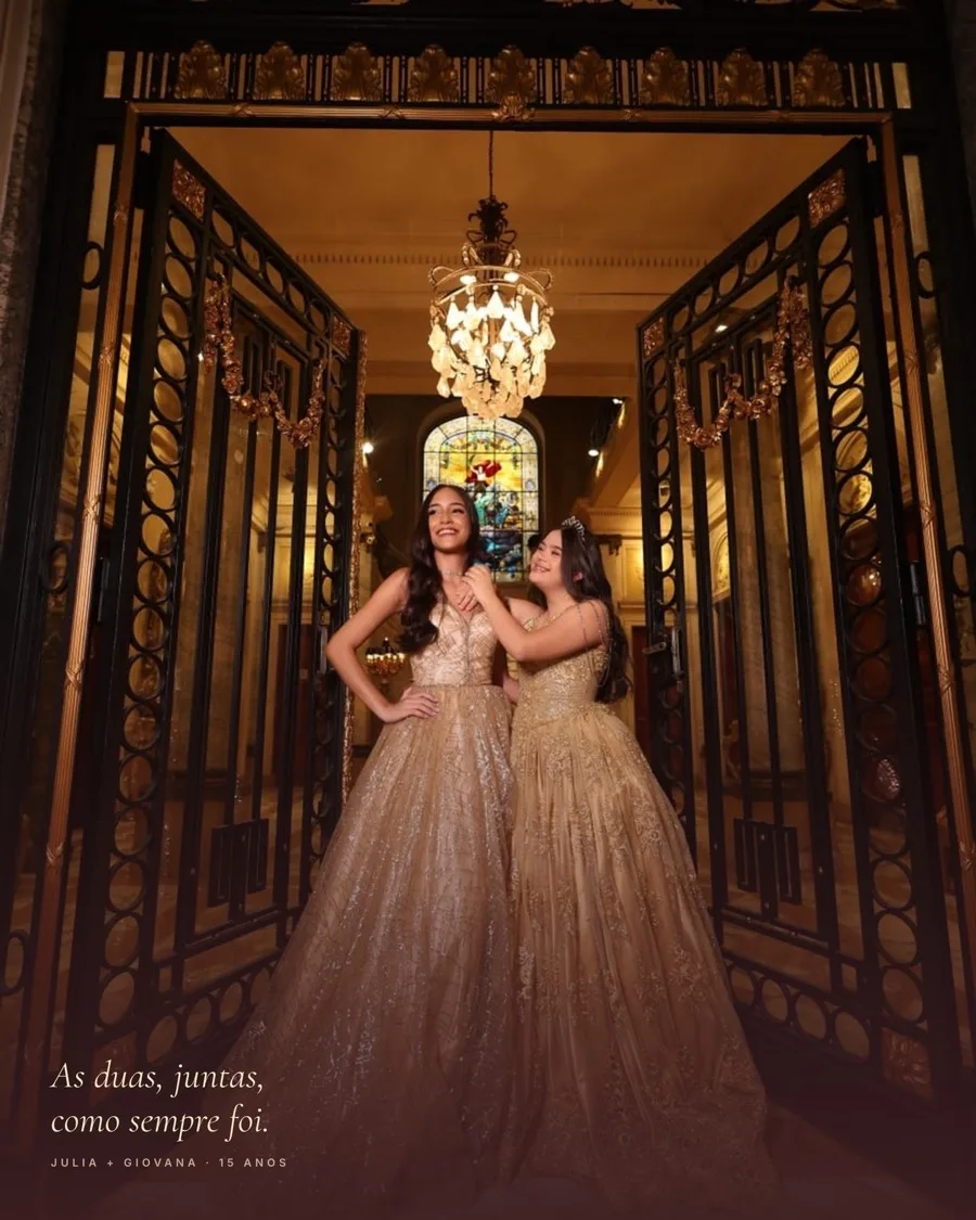 Julia e Giovana, gêmeas debutantes vestidas pela Koisa Linda