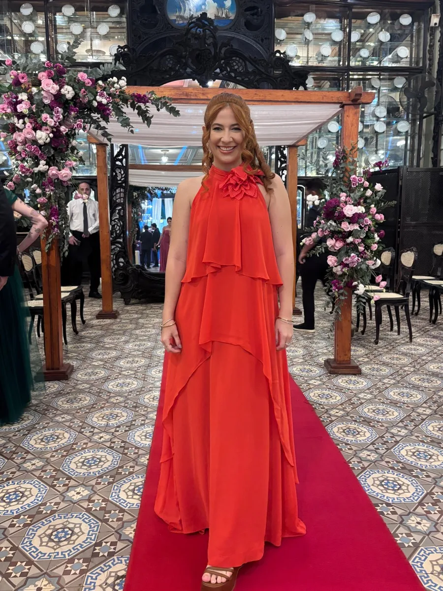 Giovana, cliente Koisa Linda, de vestido vermelho em casamento