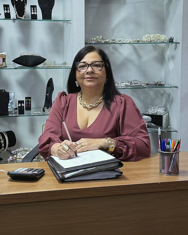 Jussara Pessanha, estilista e cofundadora da Koisa Linda, no ateliê