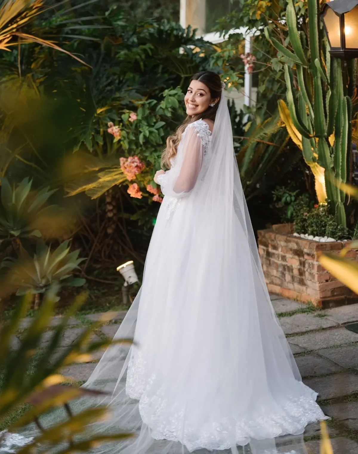 Vestido de noiva da Koisa Linda em jardim