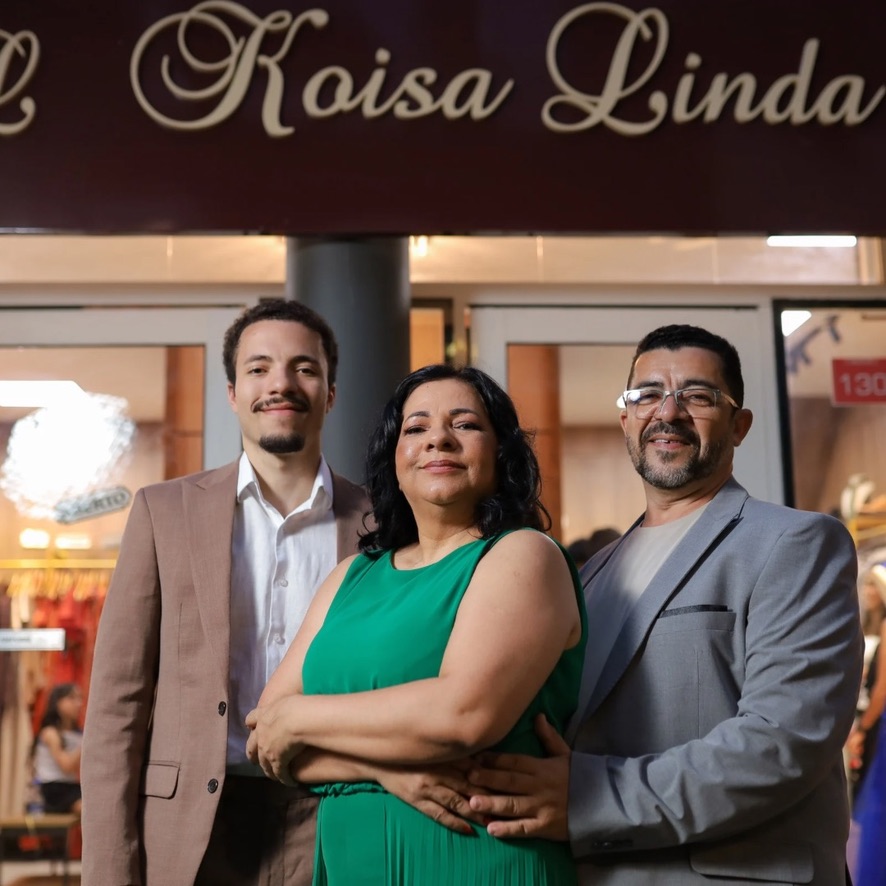 Jussara Pessanha, Guilherme Pessanha e Albenir diante da fachada Koisa Linda