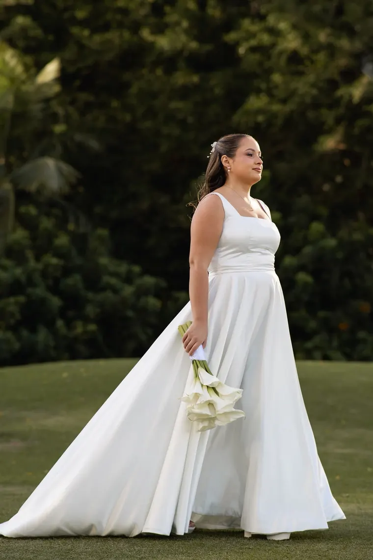 Noiva Koisa Linda com vestido de cetim liso caminhando no jardim
